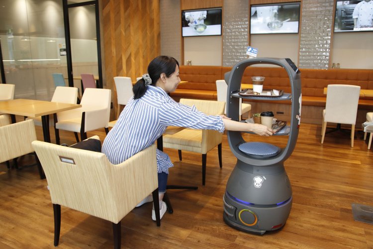 席まで届けるのは、なんと配膳ロボット！