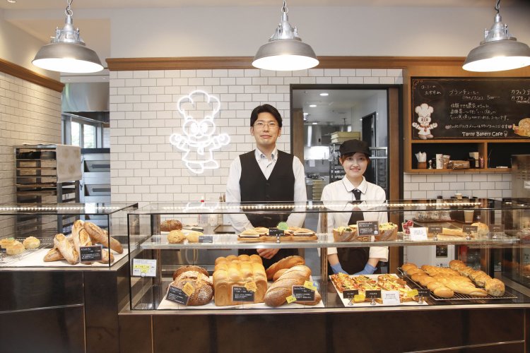 店長の土屋一さんと店員の奥山ゆかりさん。パンは店員さんが取ってくれる。