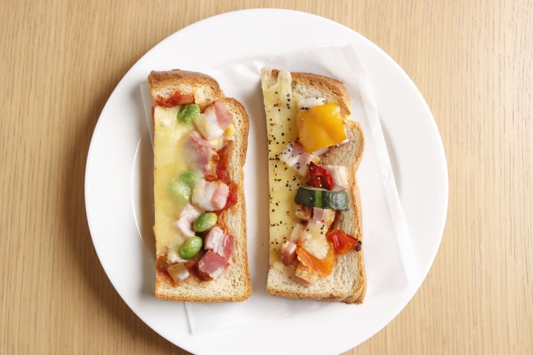 玄米のオープンサンド300円。