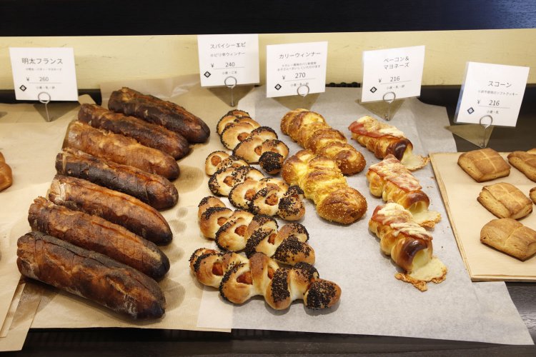 細かい切り込みのおかげでちぎりやすい、人気の明太フランス（左）は、明太マヨソースたっぷり。