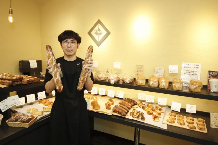 きれいなクープのバケットを持つ杉野さん。