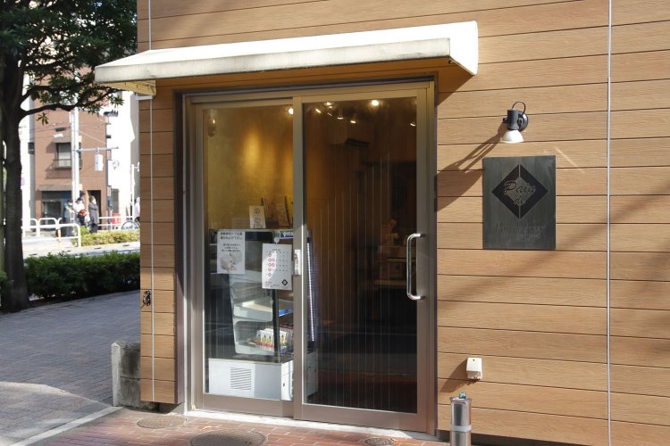 2019年開店。看板のロゴはカギカッコがモチーフ。