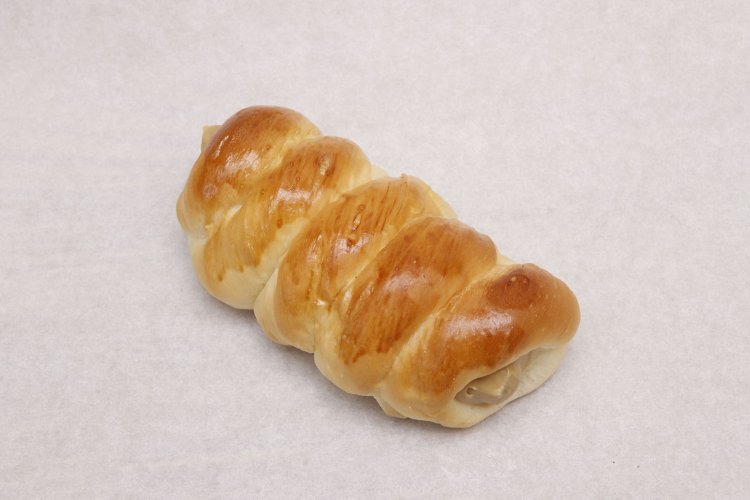 KAYAクリームパン210円。