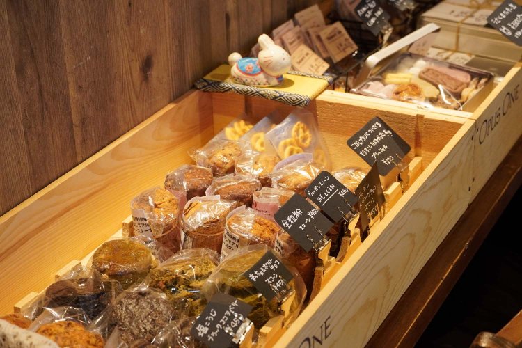 塩麹や全粒粉、ヴィーガン対応のスコーンなど焼き菓子の種類は30～40種類ほどある。