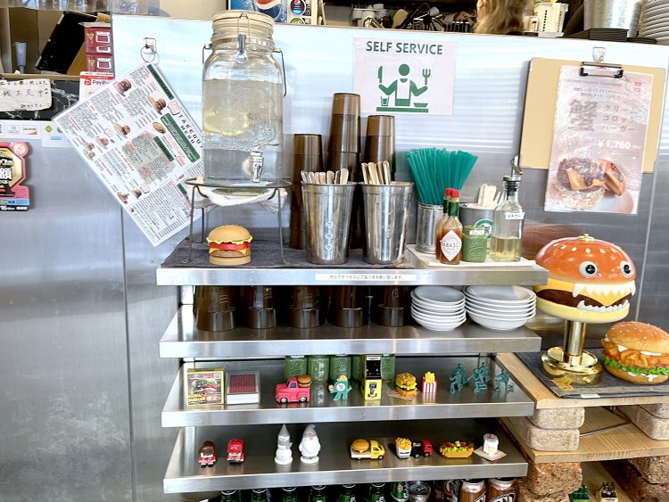 水や紙ナプキンはセルフでどうぞ。