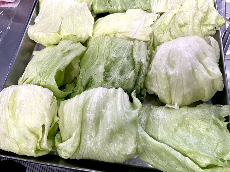 大きな葉のなかにちぎったレタスを入れて包んでいて、いわば風呂敷包みのようなレタスたち。