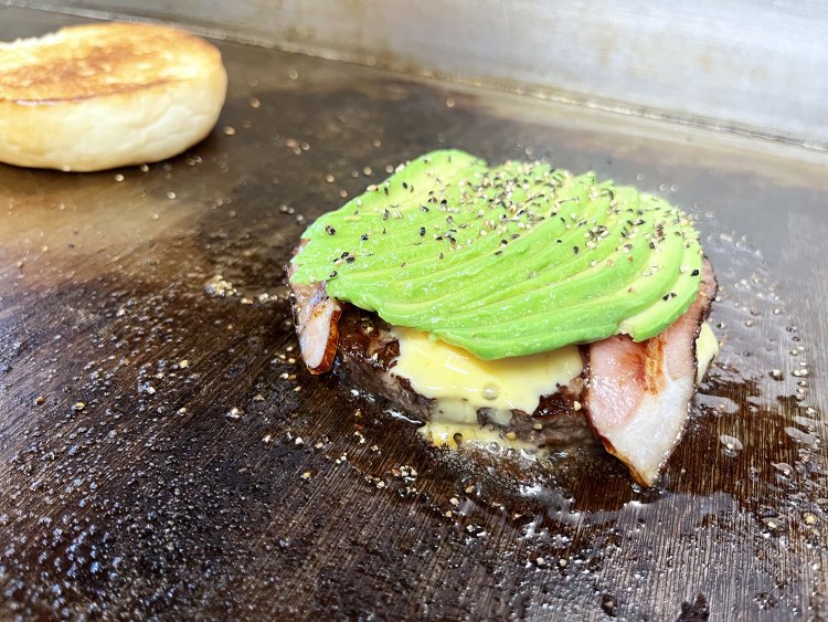 こんがり焼いたパテの上に溶けたチーズが滴る美しさよ！