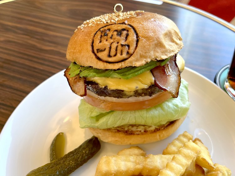 レタスのクッションにお行儀よく座っている！