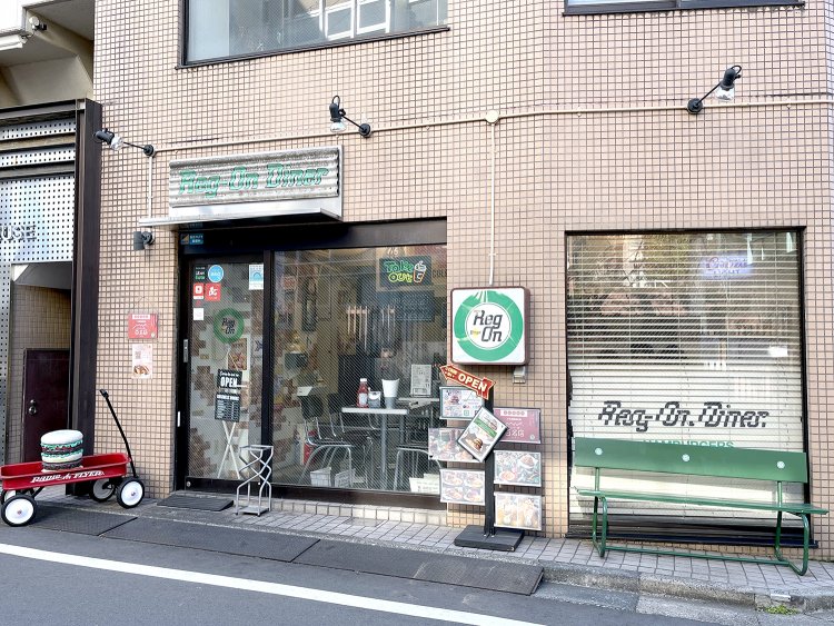 緑と白を基調にした店のロゴが目印だ。