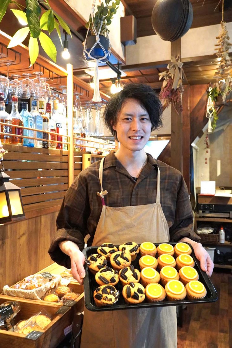子ども向けのお菓子教室も行っており、近所の子どもたちから大人気の青木さん。