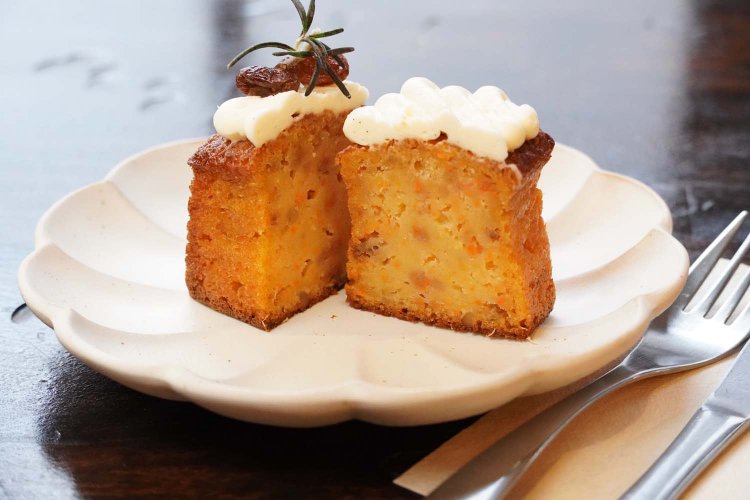 隠し味のシナモンパウダーも奥深さを加えるキャロットケーキ。