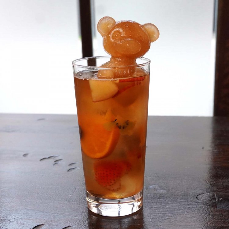 崩して飲むのを躊躇してしまう、かわいい氷が入ったアイスフルーツティー。