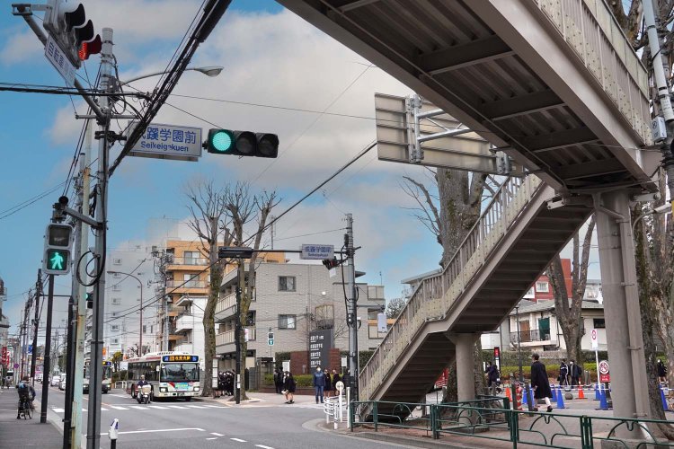 店は成蹊大学の正門、バス乗り場のある交差点に立つ。