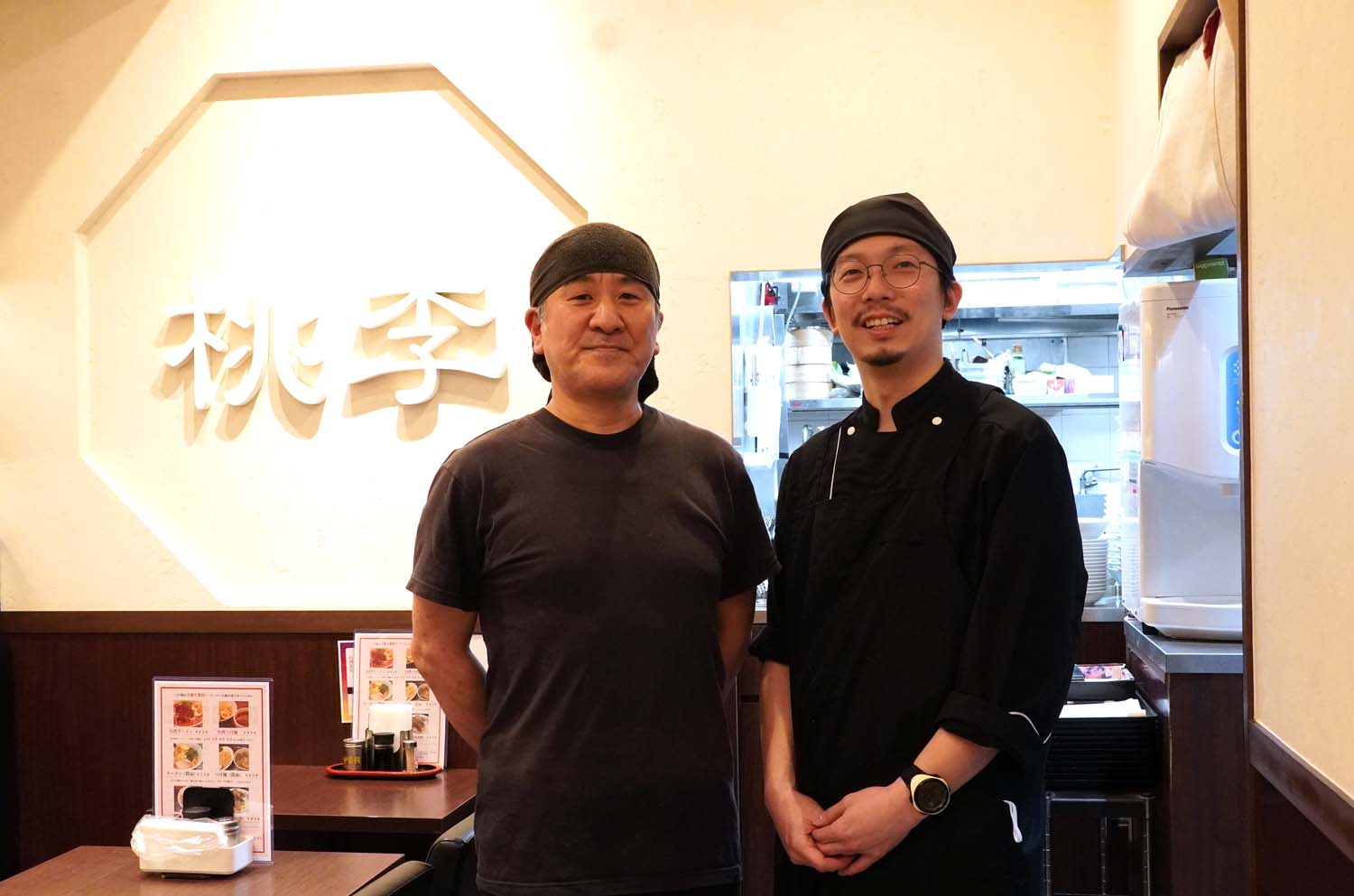 2019年から店に入った息子の長谷川淳一さん（右）さんとスタッフに任せている。