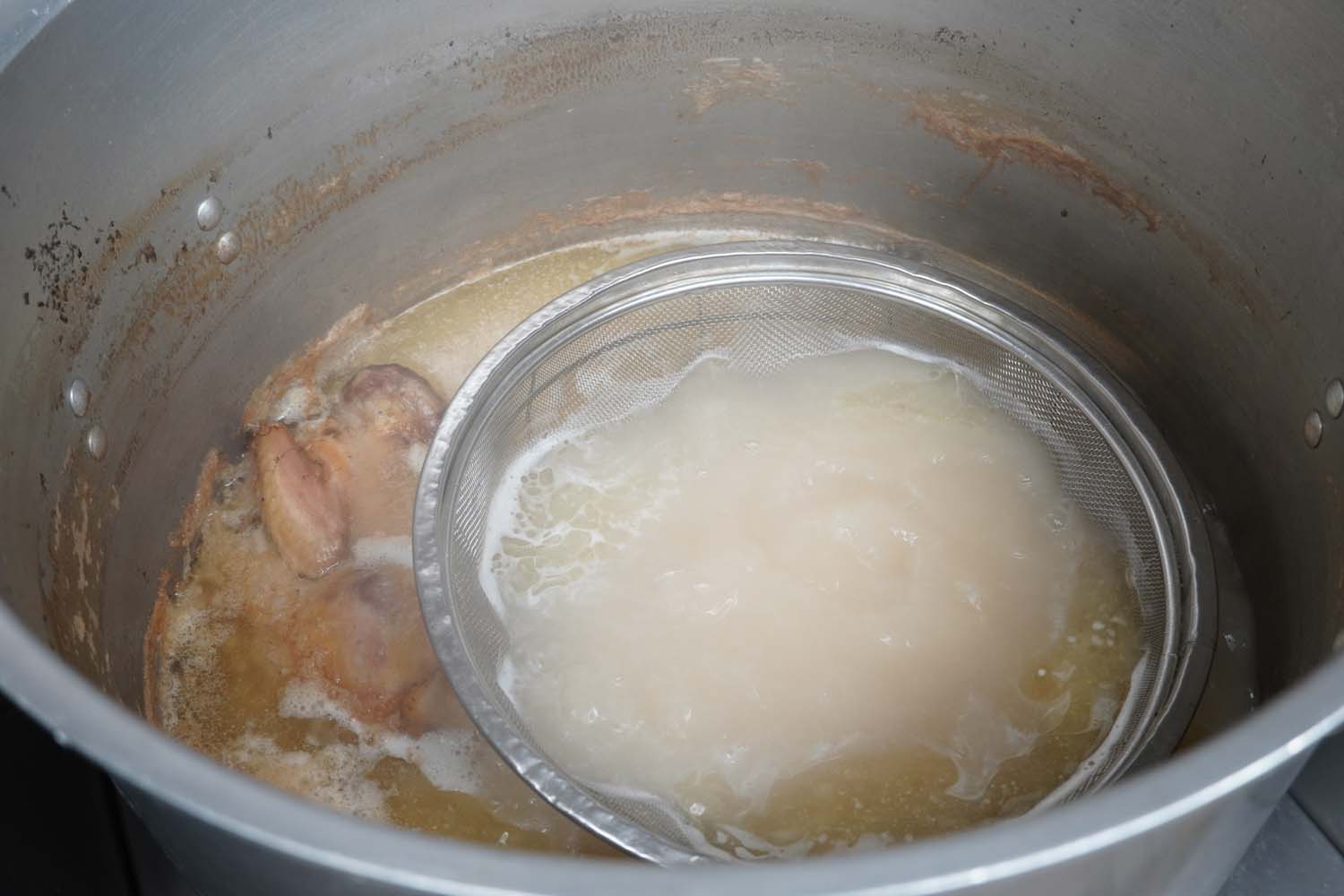 スープは豚骨のほか鶏ガラも少し加え、コクがあるが軽い仕上がりだ。