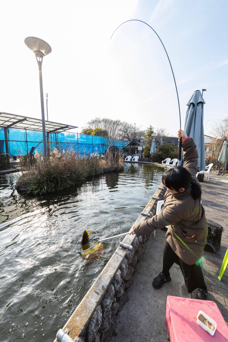 「釣れた〜!!網でうまくすくうぞっ！逃がすもんか」。