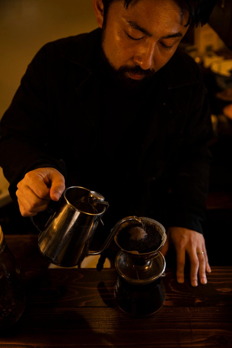 『EAST END WHITE ～coffee～』の志藤さん。「深煎りのコーヒーにも甘みを感じられます」。