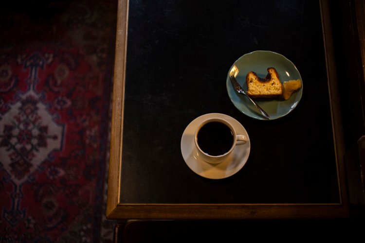 NAGIブレンド550円、チーズケーキ450円。