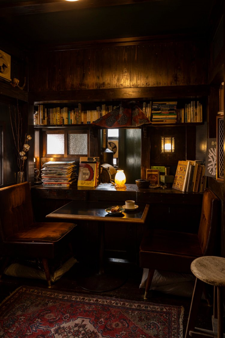 内装のデザインや工事などに、高円寺の古道具屋『背骨』の力を借りた。「場を作りたい、という思いが先でした」と志藤さん。「コーヒーはあくまでコミュニケーションツール」なんだそう。