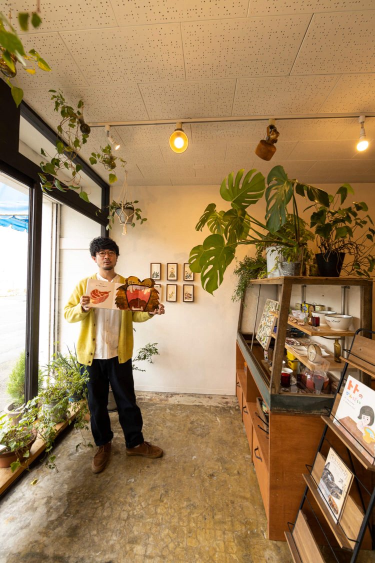 すぎはらさん「ペーパークラフトやポストカードもあります！」