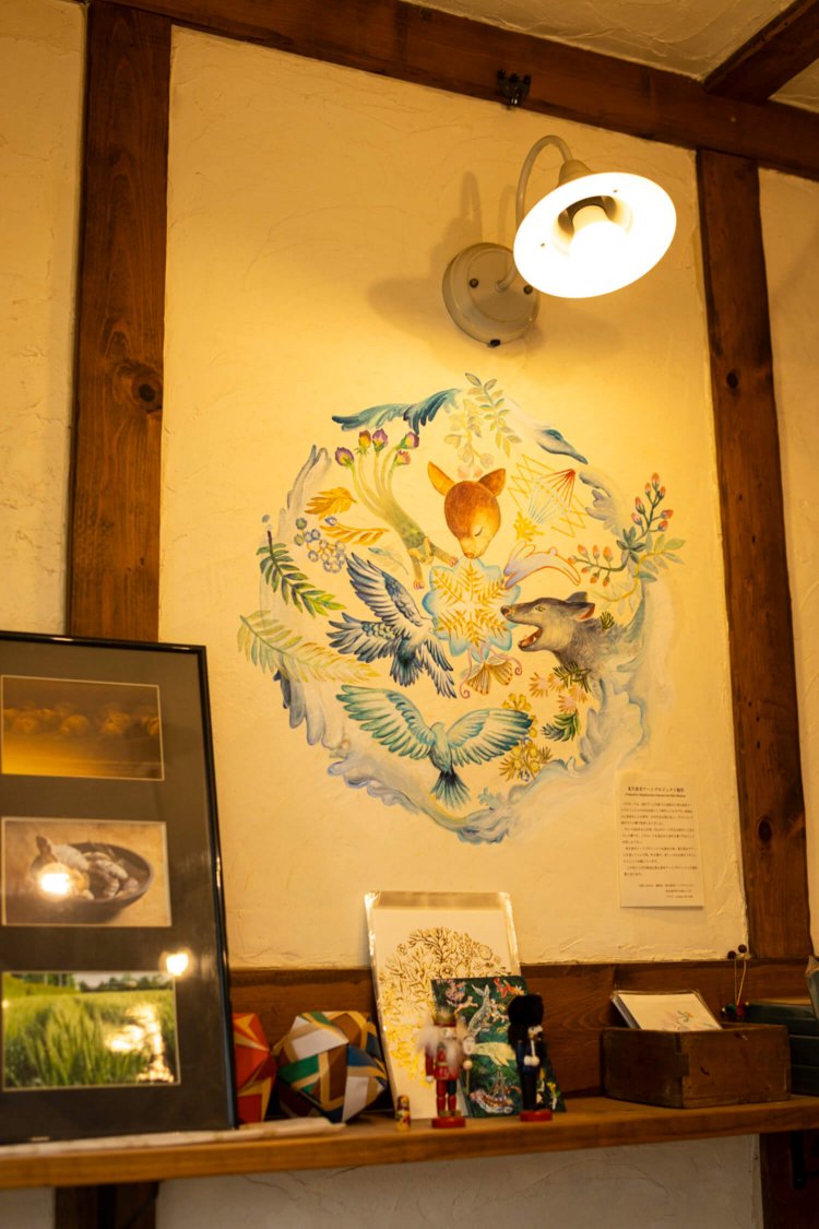 『プチ・フール』の壁画は必見。東久留出身の現代アート作家・大小島真木さんの作品だ。