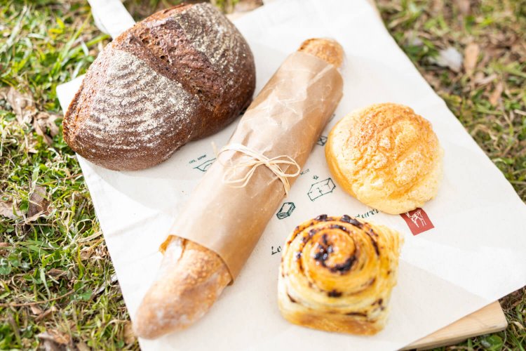 近くにはピクニックできる公園も。