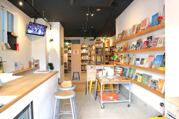 スタイリッシュな空間ながらウッディ調で温もりも感じられる。