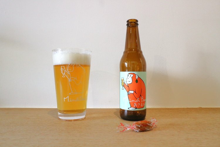 おさるIPAをはじめレギュラー6種類の箕面ビールが揃う。ビールはイートイン限定で飲むことができる。