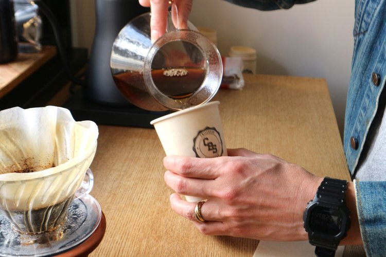 コーヒーはホット、アイスともに400円。ホットはハンドドリップで提供。