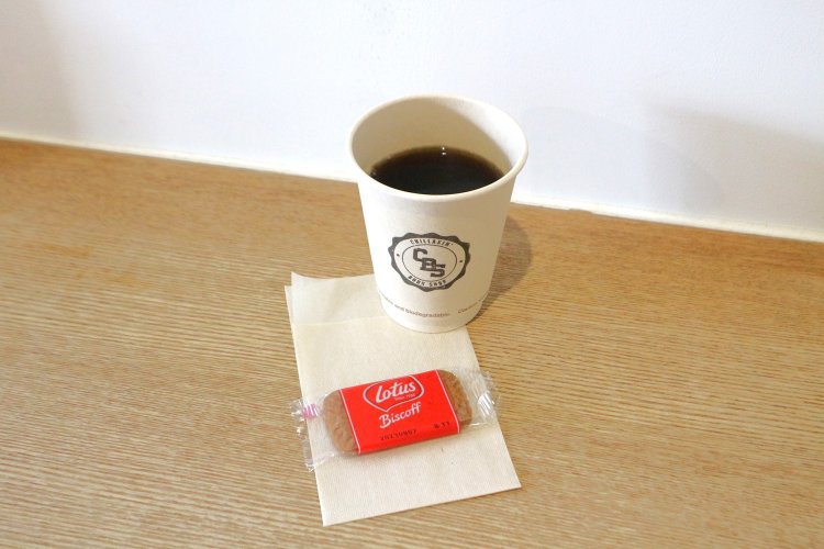 コーヒーはホット、アイスともに400円。お菓子のおまけ付きでほっこり。