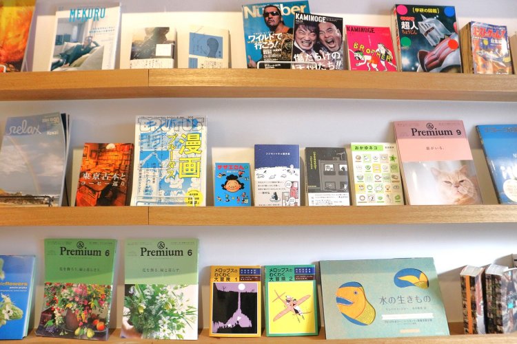 本棚の低い位置には子ども向けの本を置くなど、さりげない心配りも。