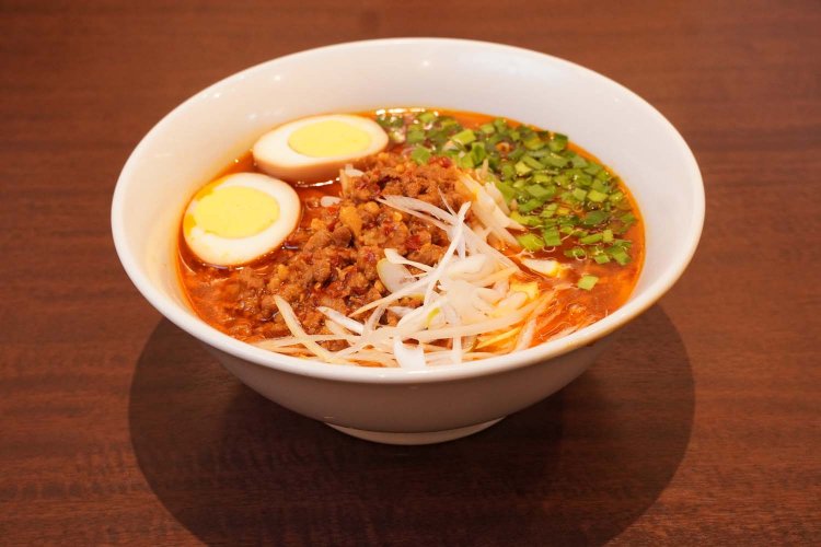 台湾ラーメン820円。白髪ネギのシャキシャキ感や卵の甘さがたまらない。