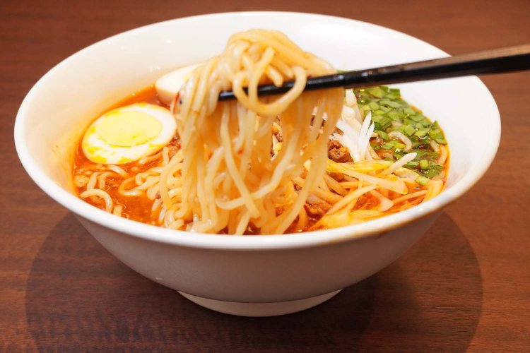 麺はツルッとした表面で食べやすく、スープに負けない旨さをしっかりと感じる。