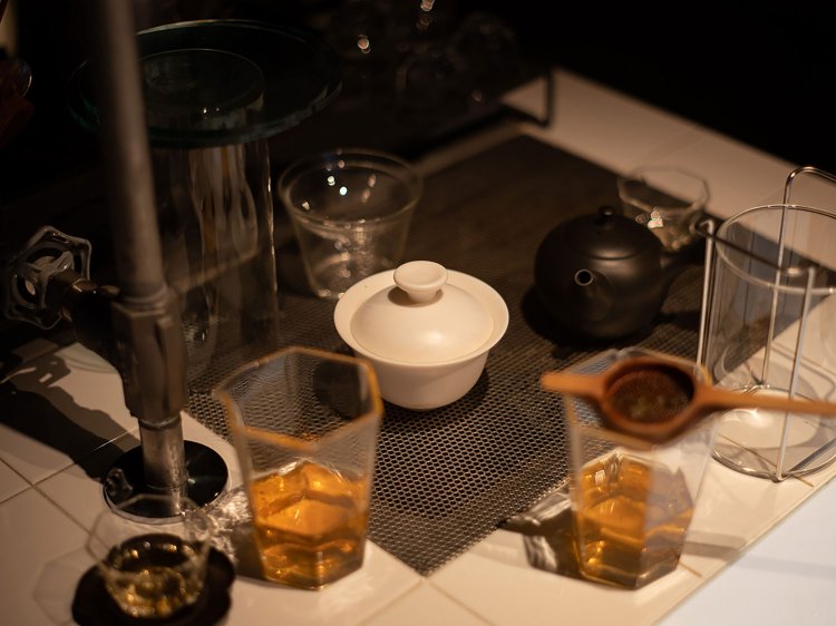 急須がなくても淹れられることを知ってほしいと、試飲はあえてガラスタンブラーを使用。