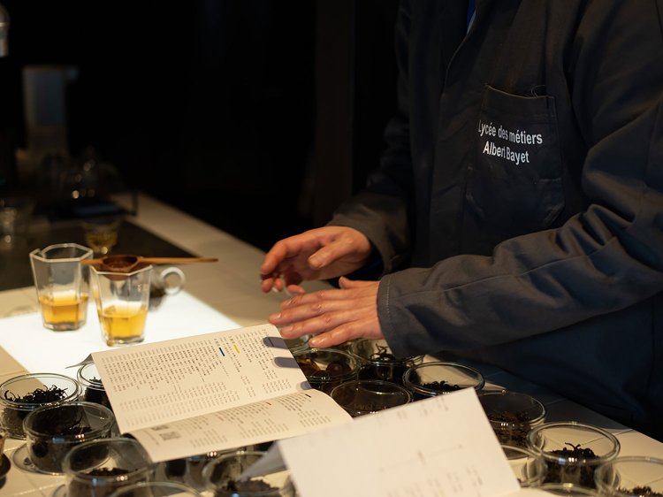 日本茶インストラクターのほかに、中国の国家資格でもある評茶員の資格を持つナカノさんは日本茶と中国茶のプロ。約20年にわたり中国茶の買い付けを行う。