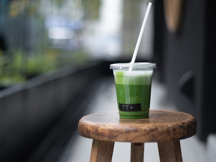 うじひかりの「抹茶ラテ」。抹茶は5つの単一品種から選べる。できるだけ間口を広げたいと、あらゆる宗教やアレルギーの人にも楽しんでもらえるようオーツミルクを使用。