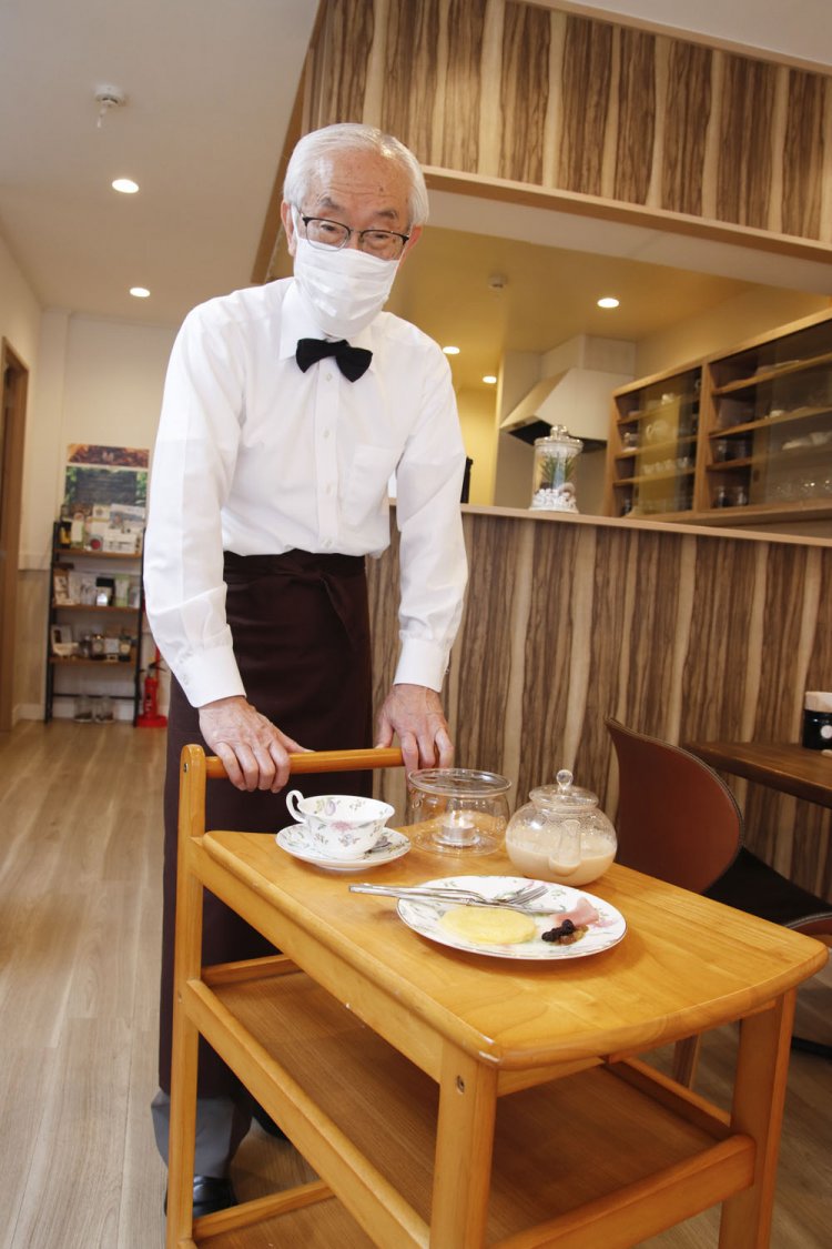 物腰柔らかにワゴンを運び、ティーウォーマーをセットする高野さん。「めずらしいミルクティーがたくさんあります」。