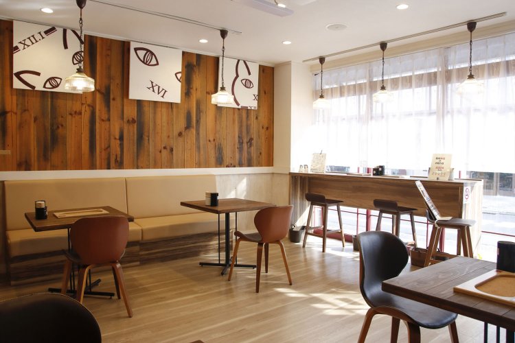 ネコの顔に開店日が刻まれる。