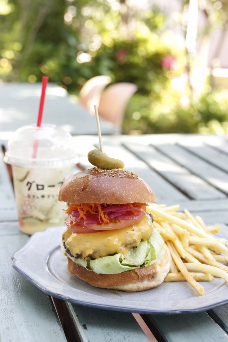 GROVEバーガー1400円は罪悪感なく食べてほしいと考案｡キャロットラペなど野菜が満載。生酵素フルーツドリンク（ライム）600円と共に。