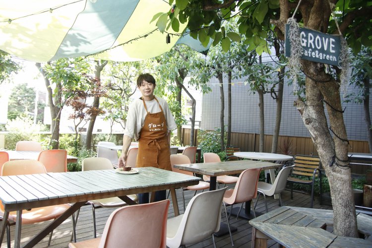 エアリーなガトーショコラ500円と下川さん。