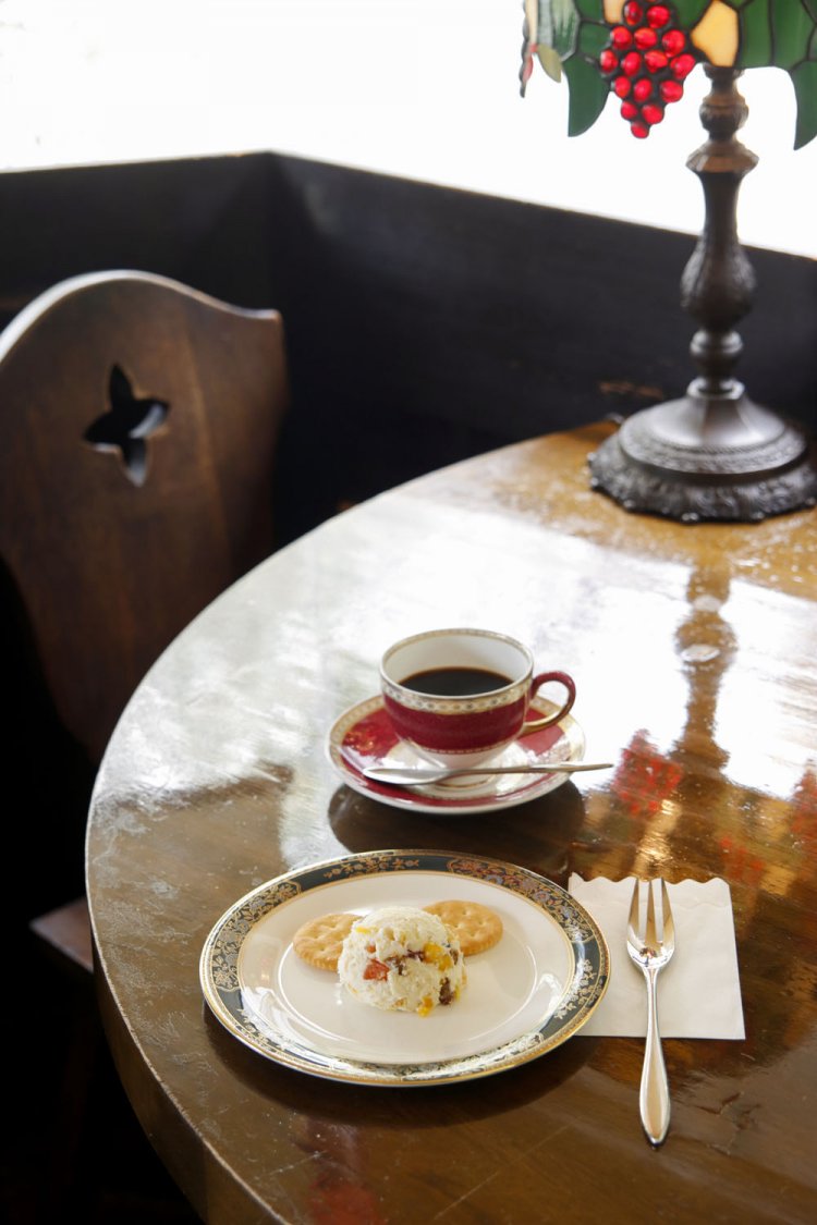 1989年より線路沿いで営む。ブレンドコーヒー590円のカップは「その日の気分」で供される。濃厚なチーズケーキ600円は、クラッカーのお代わりも可。