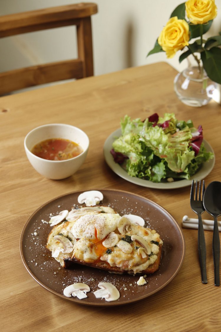 サーモンとマッシュルームのクロックマダム～バジルソース～1200円はドリンクセット1700円。