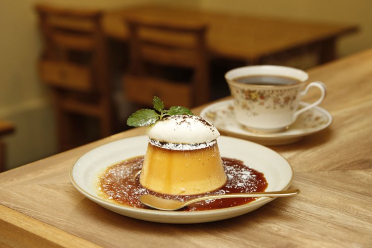 濃厚カラメルプリン750円はドリンクセットなら1250円。