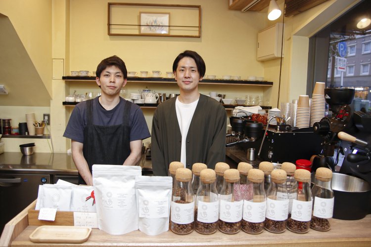 星さんとスタッフの松崎さん。コーヒーは常時10種ほど。「焙煎豆だけじゃなく料理やデザートも持ち帰れます」。