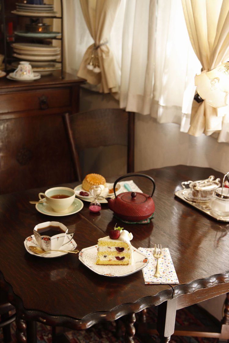 週替わりケーキ600円～、コーヒー 650円、紅茶とフレーバーティー750円～、スコーン450円。