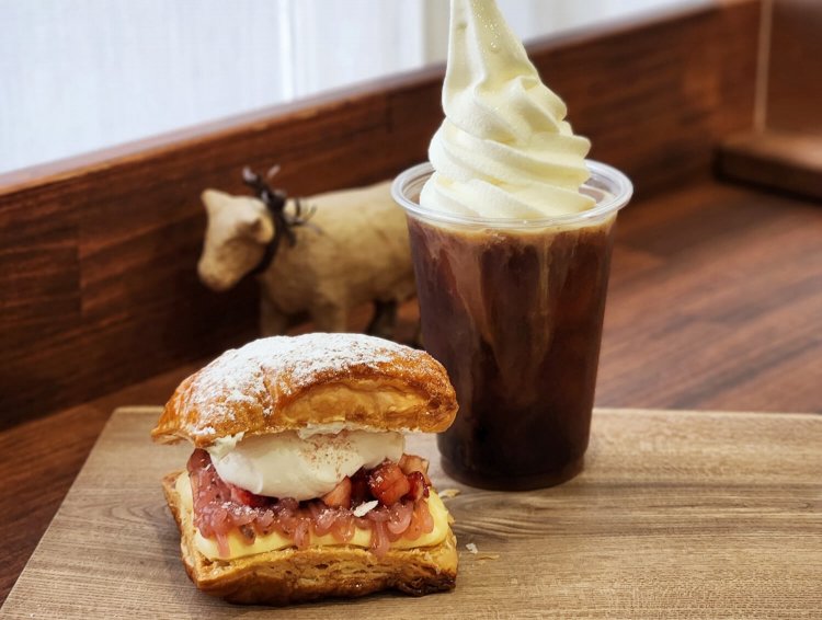 季節のカスタードパイ さくら 550円、コーヒーフロート 650円。