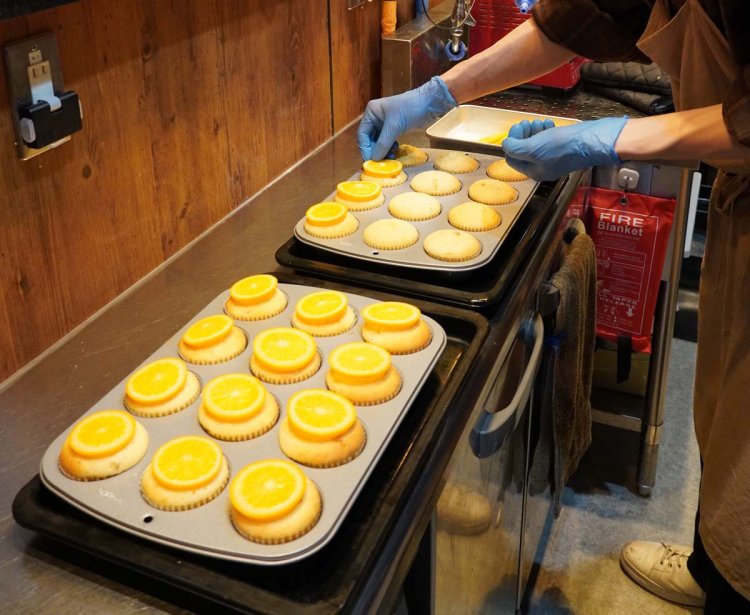 オレンジピールを練りこみ、オレンジスライスをのせたオレンジマフィン。やさしい甘酸っぱさを感じる。