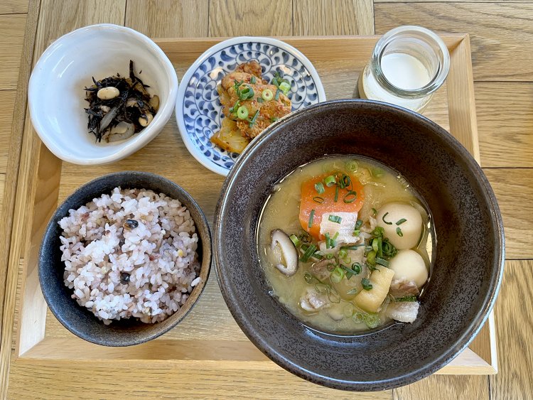 メインにREISM豚汁をチョイスしたランチスープセット1000円。これにドリンクも付く。