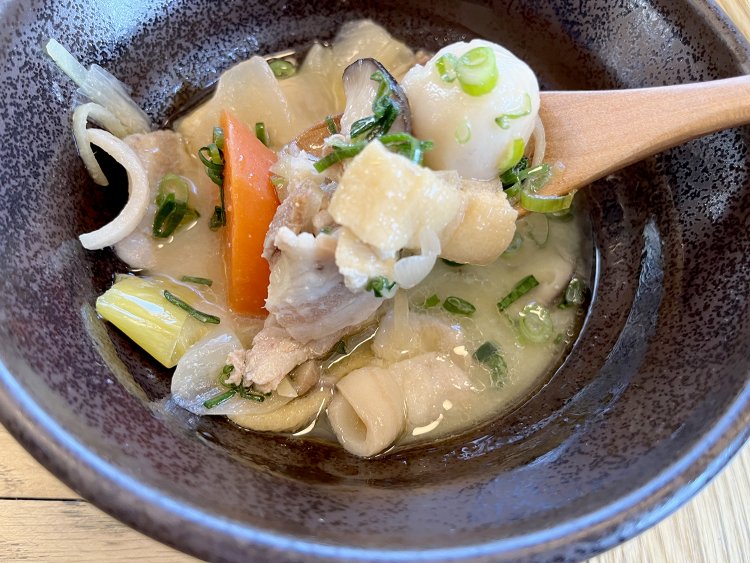 野菜も肉もゴロゴロ。具材の味わいが溶け込んだまろやかな味噌のスープでごはんがすすむ。