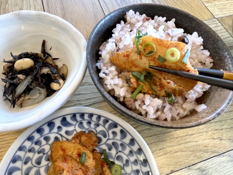 ご飯は二十一穀米。この日の小鉢は豚キムチとひじき煮でデザートはコーヒーゼリー。